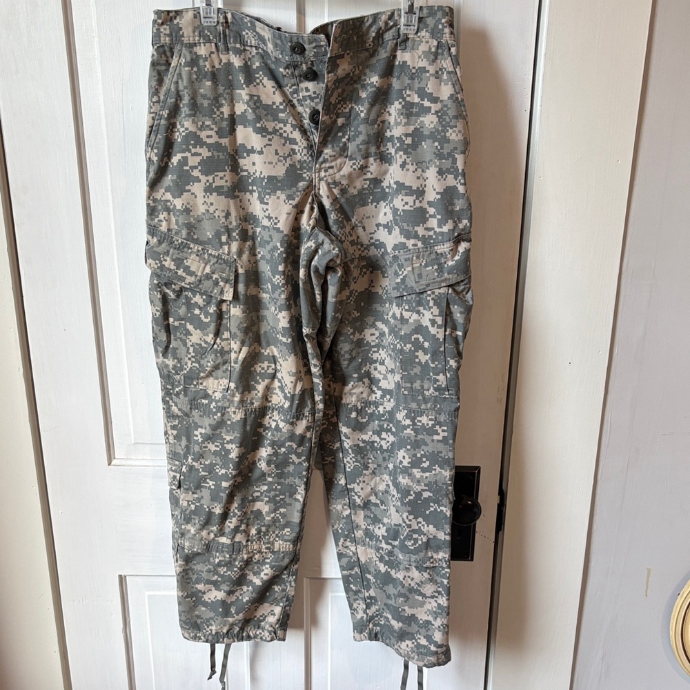 U.S. Army Men's‎ Gray Camo Cargo Pants